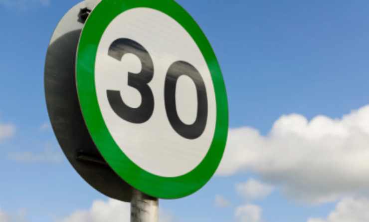 Cartello per la velocità consigliata