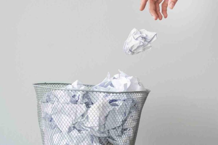 Cestino con carta straccia