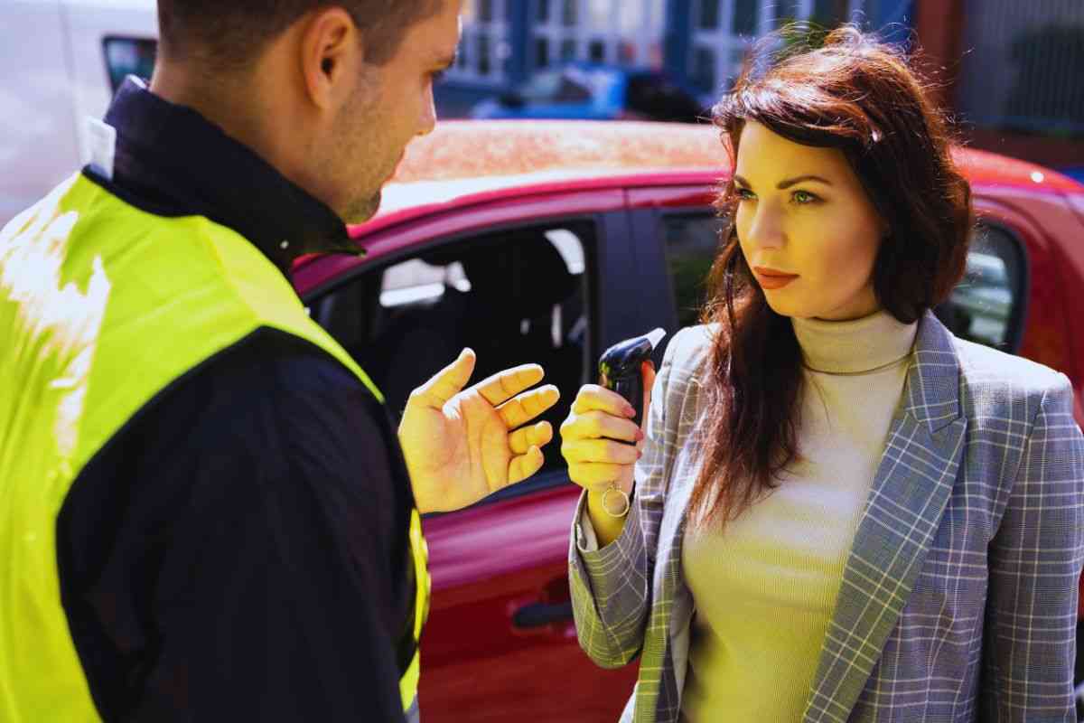 Donna invitata ad effettuare il test alcolemico 