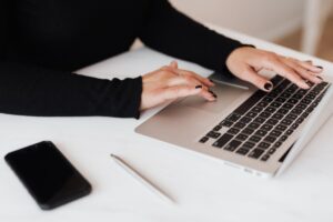 lavoratrice al lavoro al pc