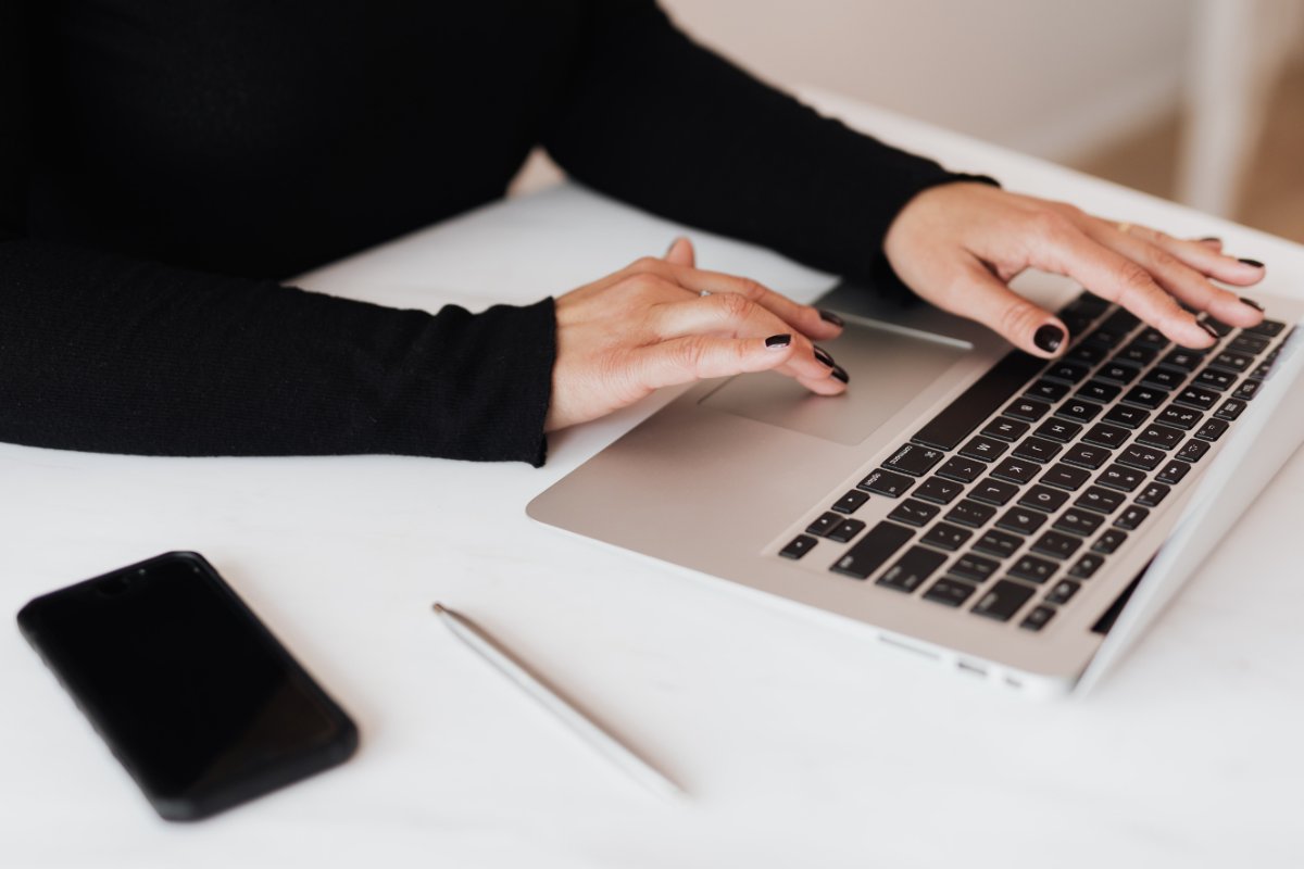 lavoratrice al lavoro al pc