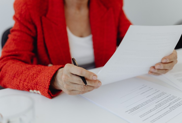 donna con contratto in mano