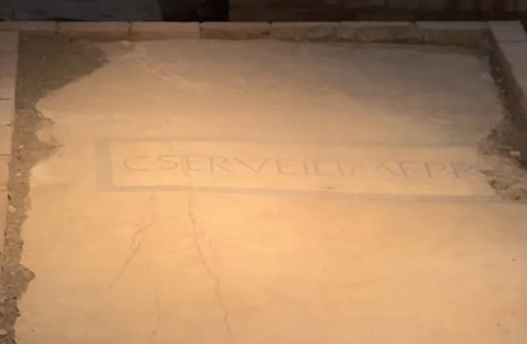 Lastra di marmo di epoca repubblicana con incisione ancora leggibile