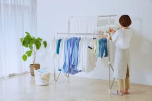 Donna che stende vestiti