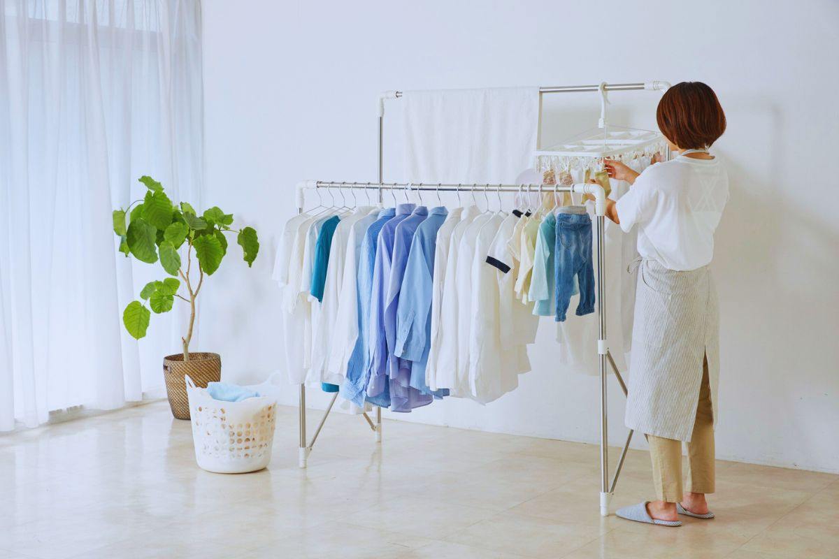 Donna che stende vestiti
