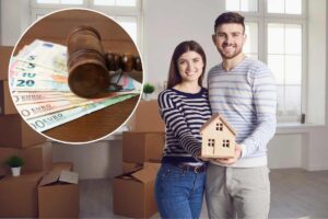 Coppia con una casa in miniatura in legno e banconote in euro e martello del giudice in cornice
