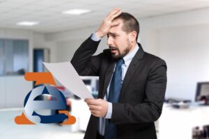 una persona che legge una lettera e il logo agenzie delle entrate