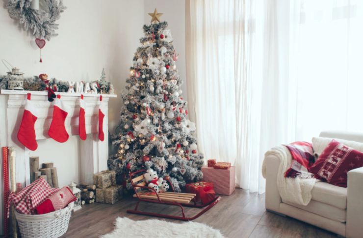 albero di natale e addobbi natalizi in salotto