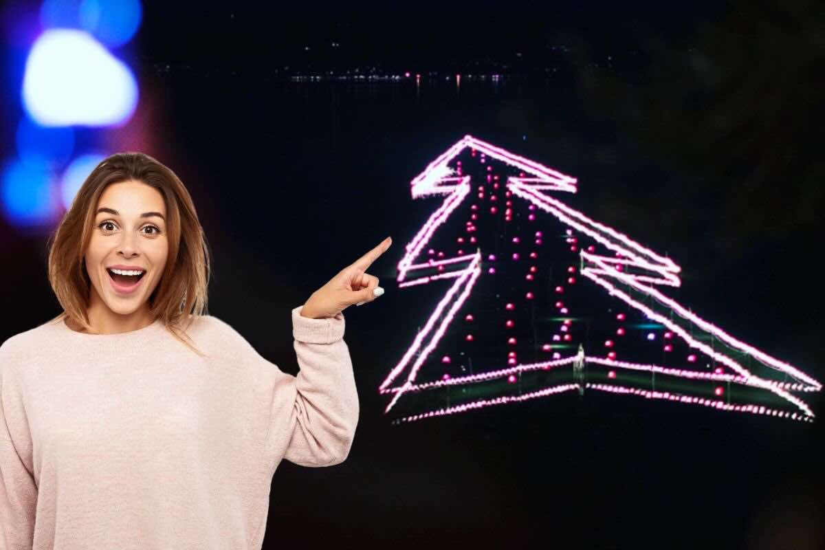 Donna indica albero di luce