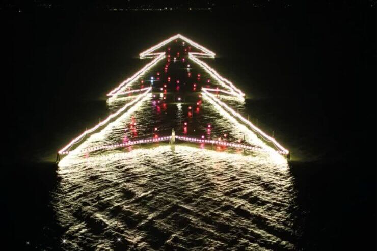Albero di Natale illuminato nell'acqua 