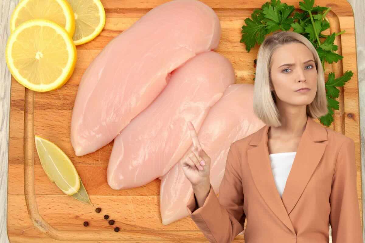 petto di pollo e donna che indica 