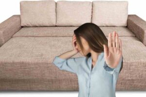 divano letto e donna che dice no