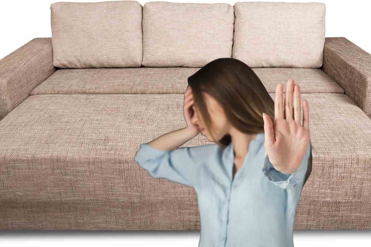 divano letto e donna che dice no