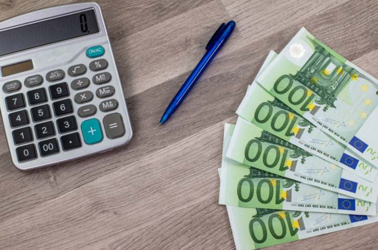 banconote di euro vicino ad una penna e ad una calcolatrice