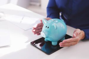 Maialino salvadanaio su tablet