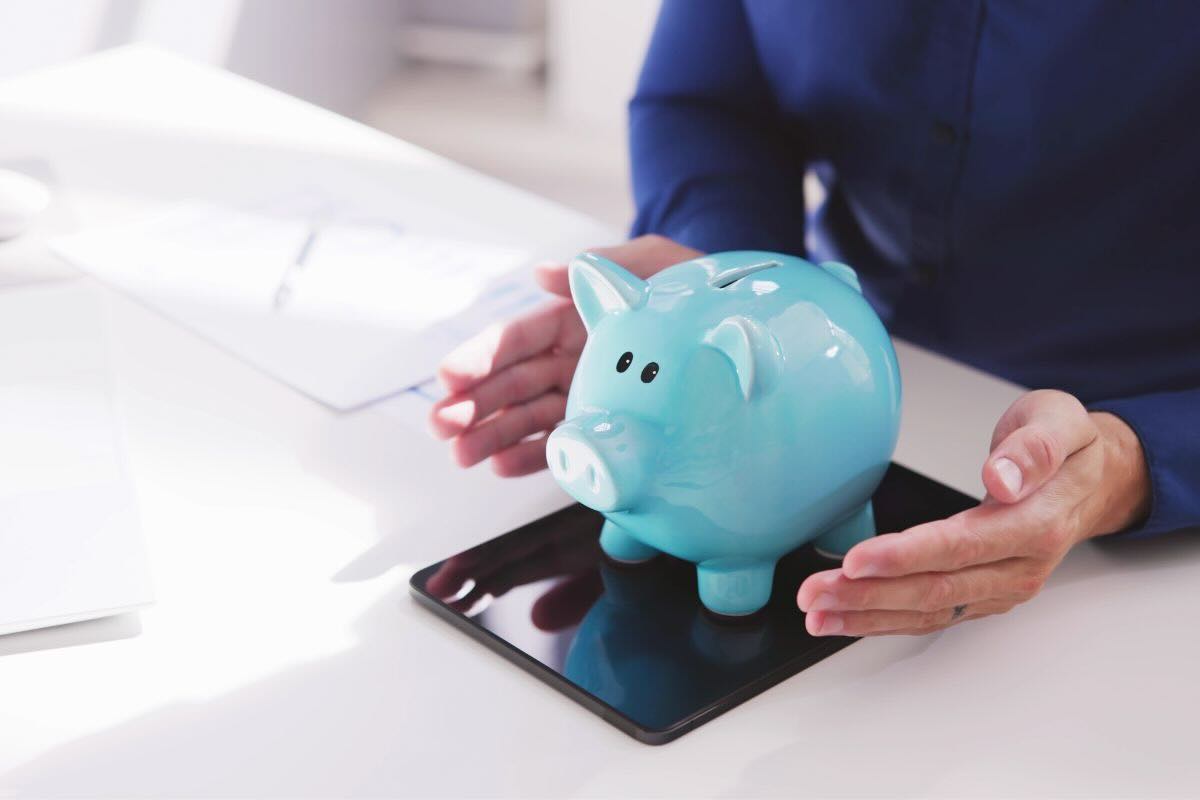 Maialino salvadanaio su tablet