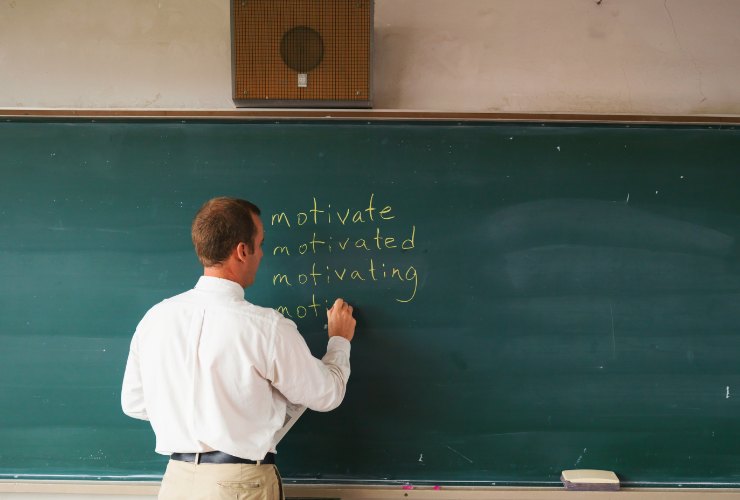 docente che scrive alla lavagna