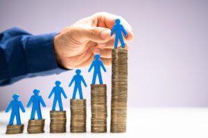 pile di monete e sagome di omini