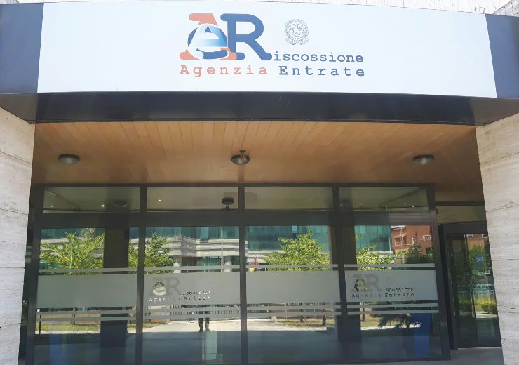 entrata di un ufficio dell'agenzia delle entrate 