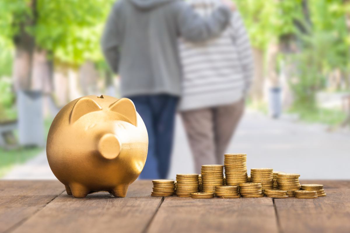 salvadanaio, monete e anziani che camminano