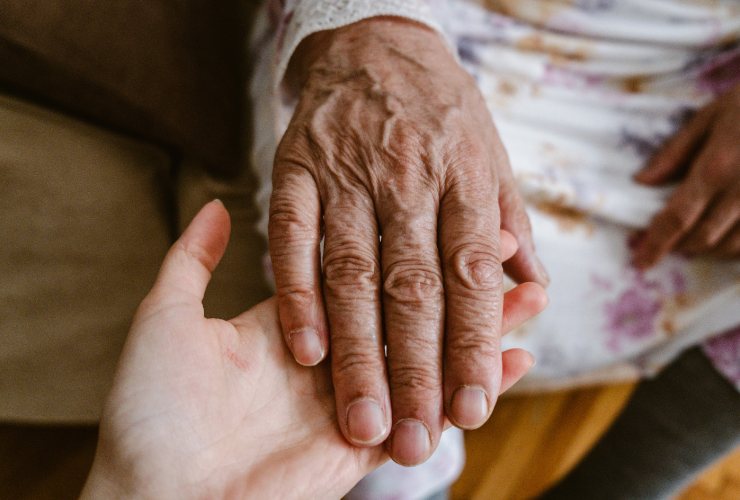 mani di due anziani