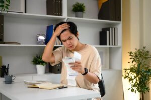 un uomo che guarda le bollette