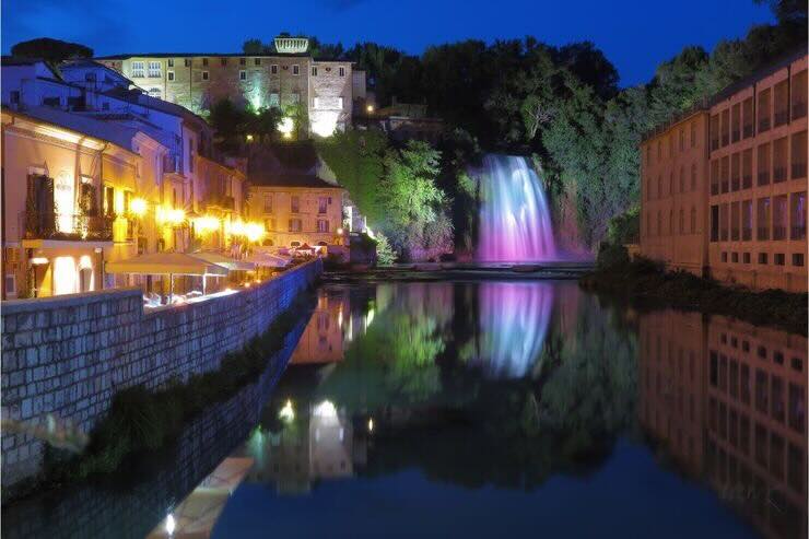 Borgo con cascata luci colorate 