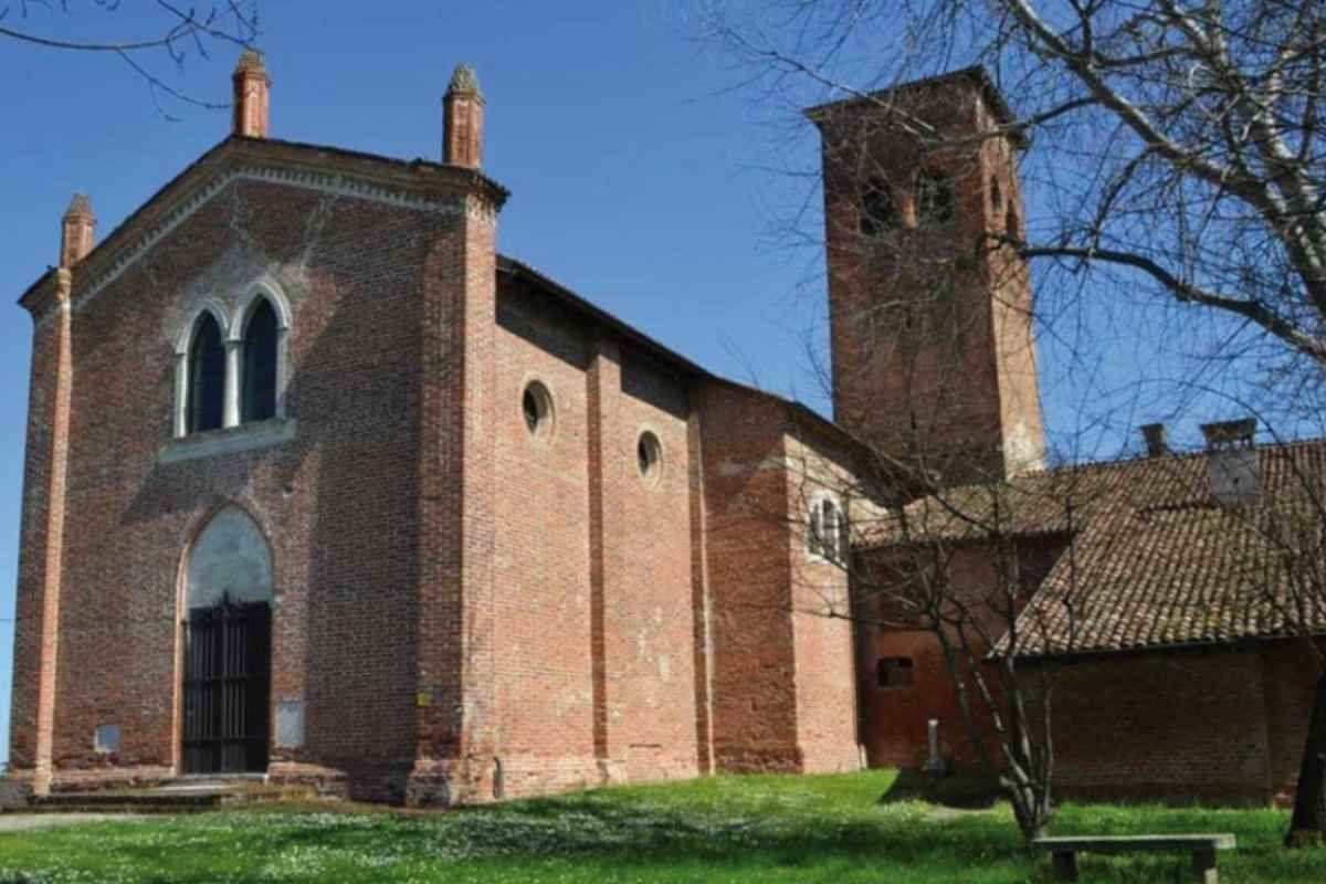 una chiesa nel borgo di catelponzone in lombardia