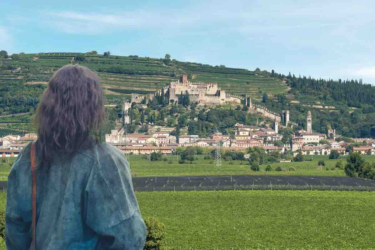 Donna guarda borgo nel verde