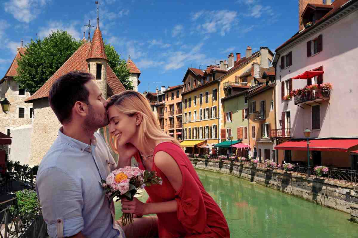 coppia innamorata che si trova sulla riva del lago di Annecy