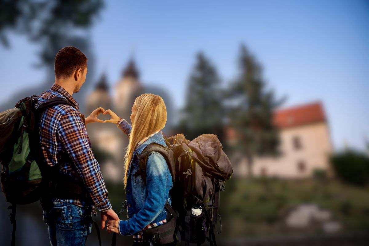 talloires sullo sfondo e coppia in gita