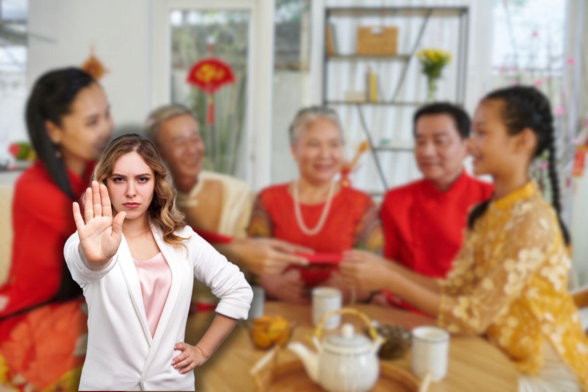 donna che dona busta a bambina e un'altra che fa stop con le mani