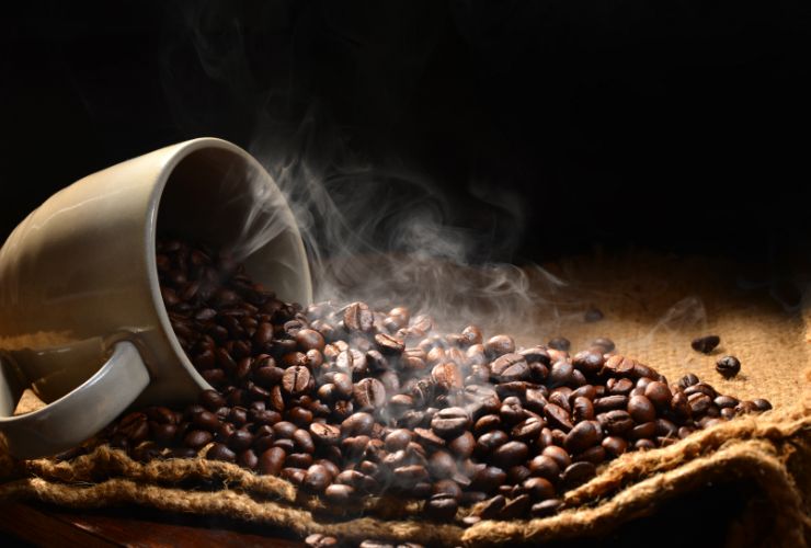 caffè caldo e chicchi 