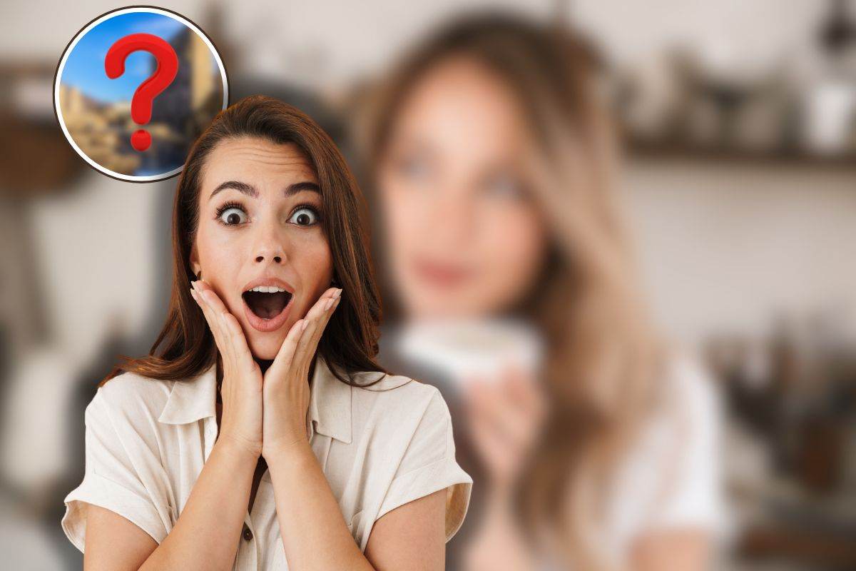 donna che beve caffè, un'altra sorpresa con mani sul viso, e punto interrogativo su città italiana sfocata