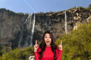 Cascate di lequarci ed una ragazza che le indica