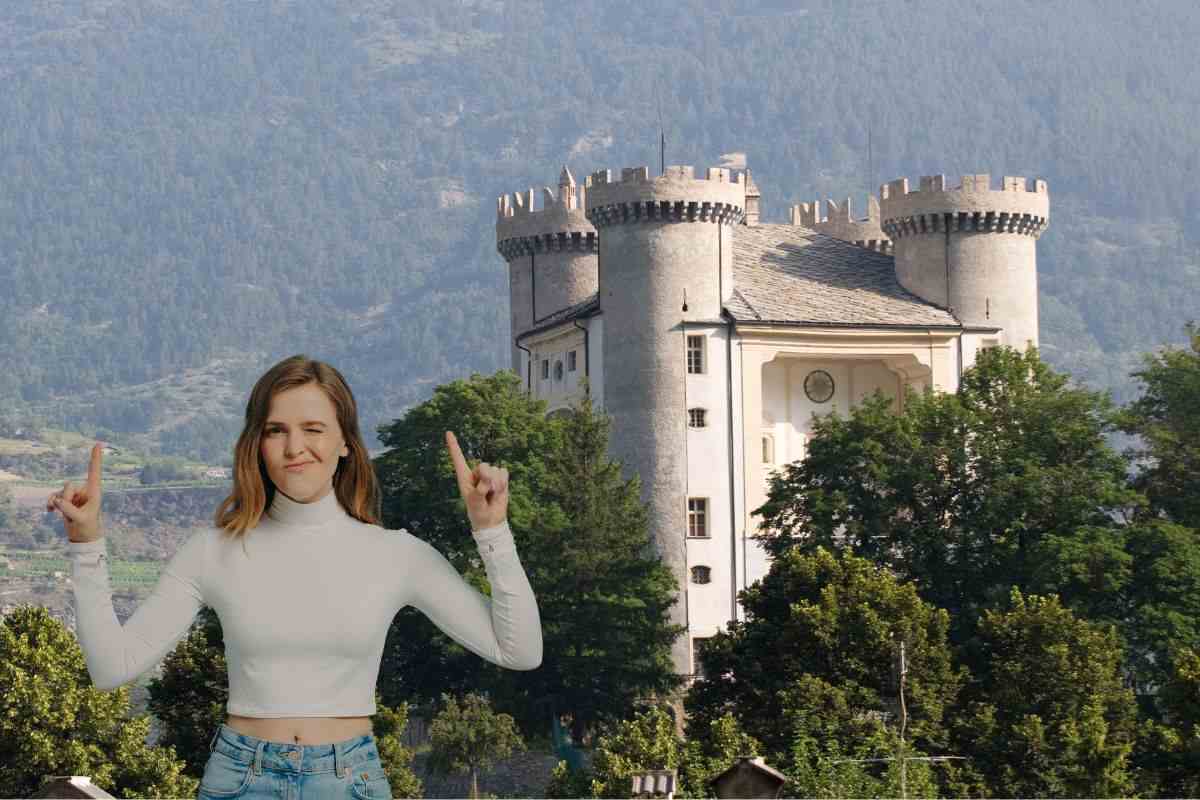 Castello di Aymavilles ed una ragazza che lo indica