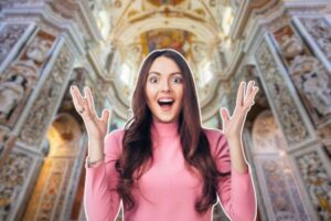 ragazza stupita e chiesa alle spalle