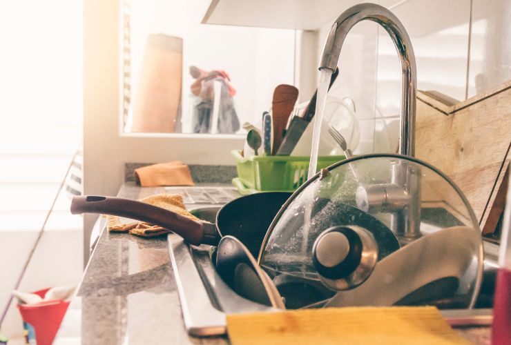 un lavello in cucina disordinata