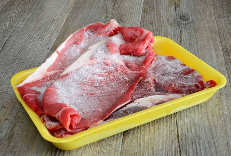 fettine di carne congelata nel vassoio
