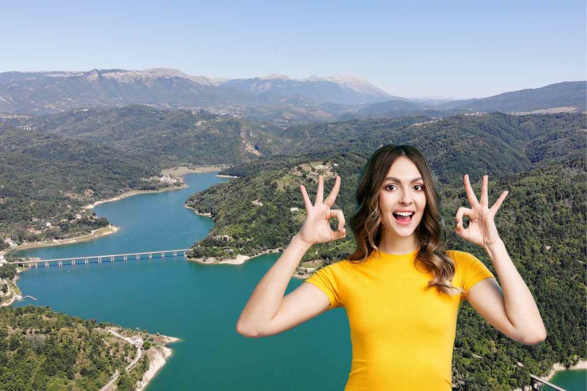 il panorama del lago del salto ed una ragazza che fa ok