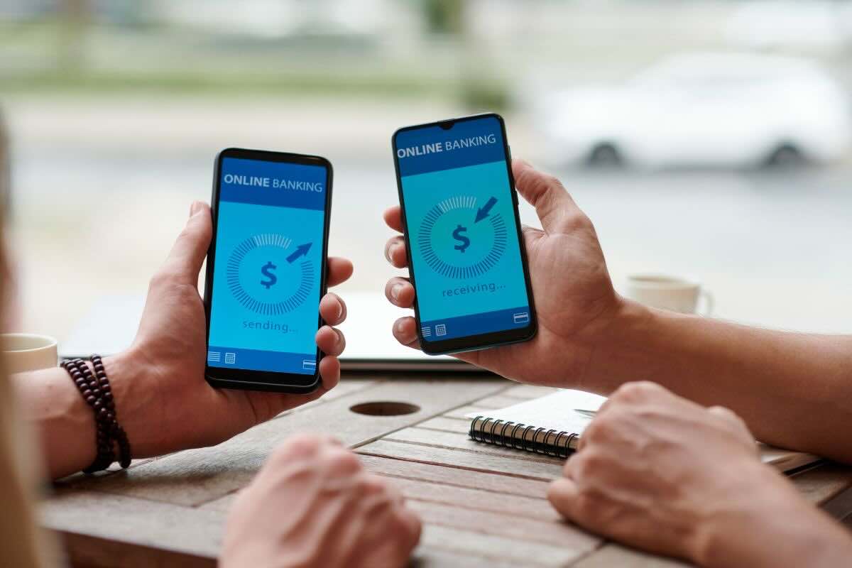 Due smartphone vicini con schermata verde