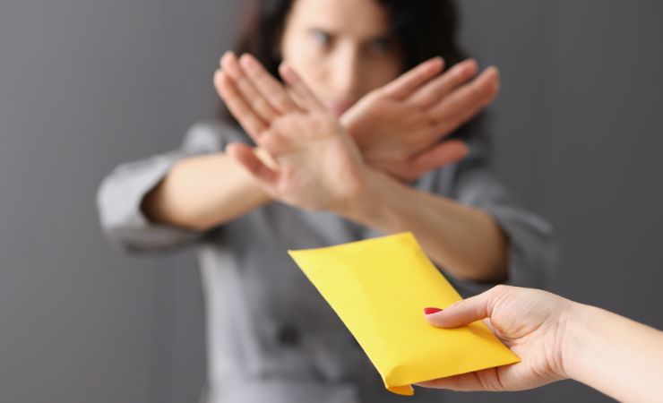 donna che rifiuta busta gialla