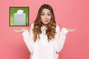 donna con espressione dubbiosa e fazzolettini di carta
