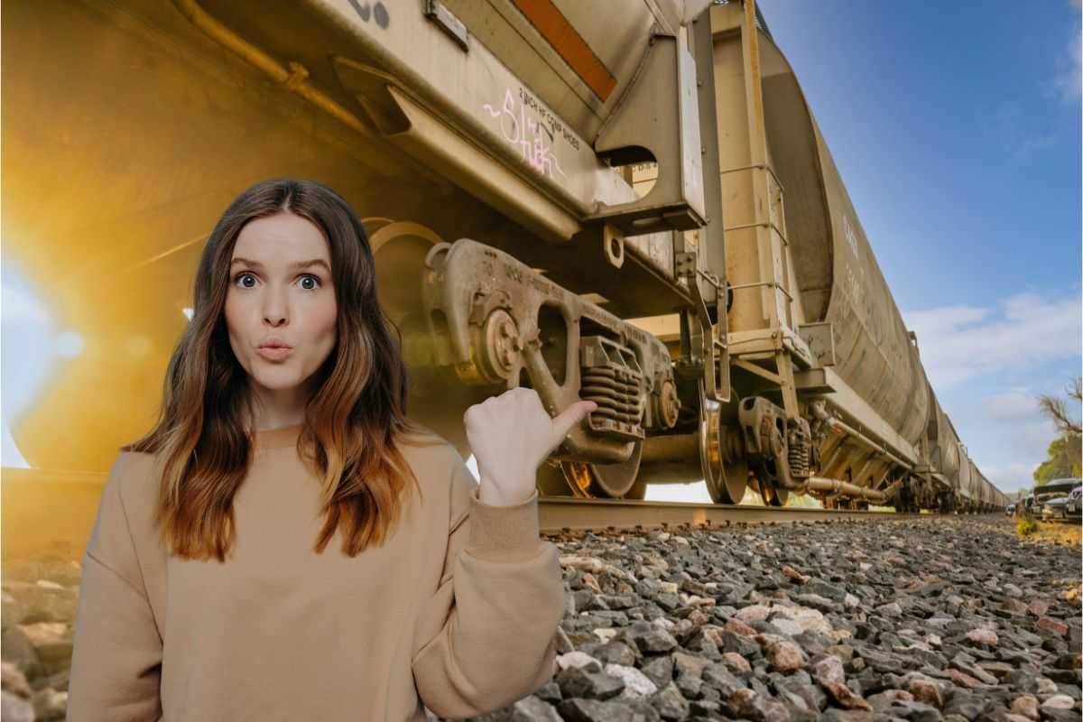 un treno e una ragazza che lo indica