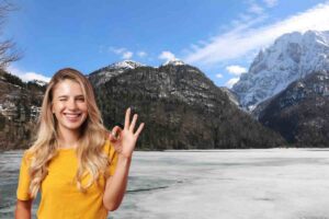 Donna ok con la mano, montagna, lago