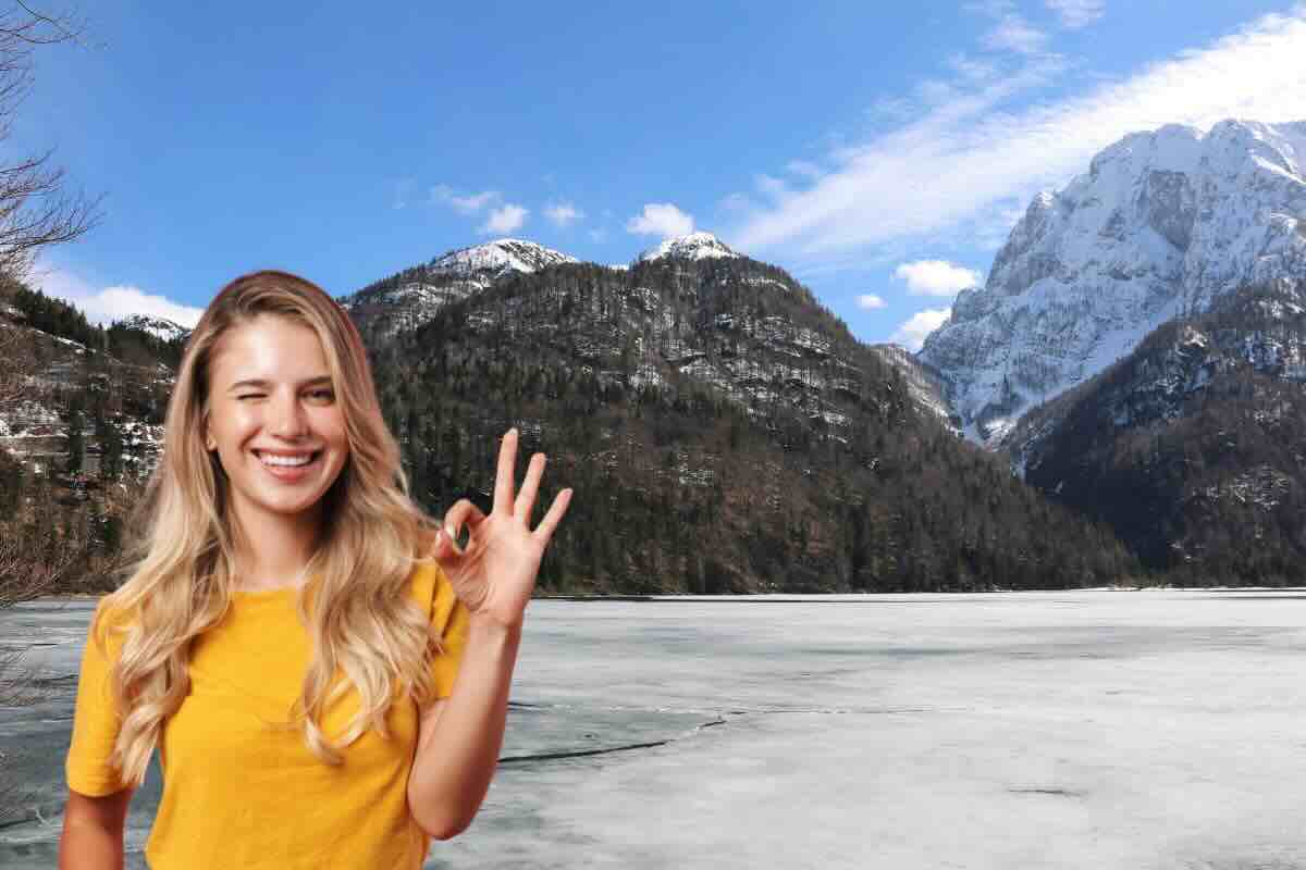 Donna ok con la mano, montagna, lago