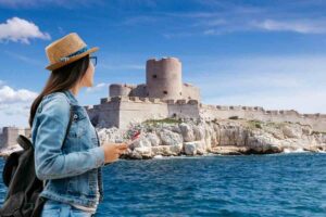 Castello d'If, ragazza con cartina