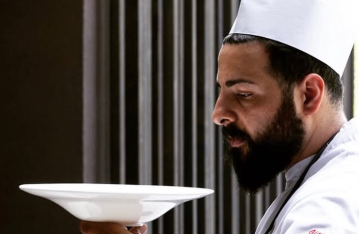 lo chef gianni bertone con in mano un piatto