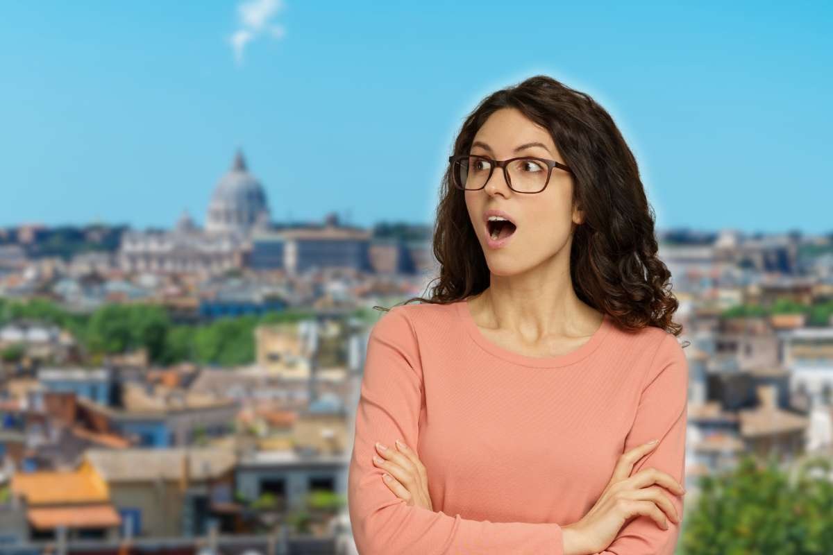 donna stupita in primo piano e paesaggio sullo sfondo