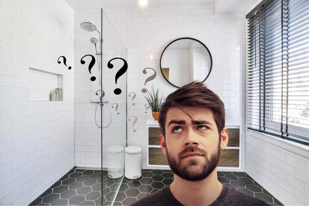 un bagno ed un ragazzo che ha dei dubbi